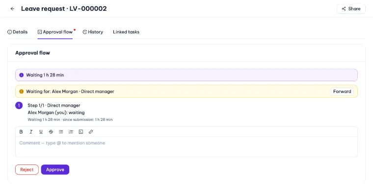 Approval flow of a leave request: waiting for the direct manager, the step list, a comment box and the Approve and Reject buttons
